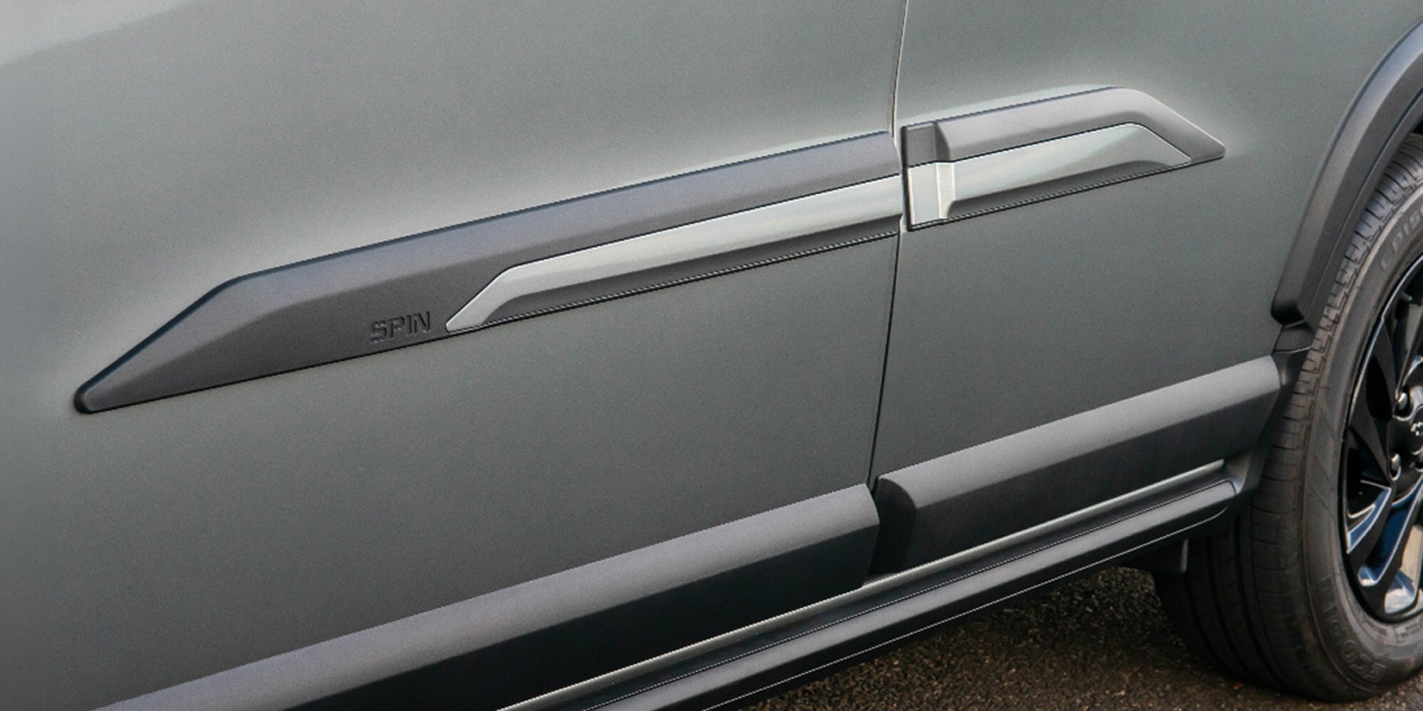 Chevrolet Spin 2027 com acessórios de friso de porta e letras em baixo relevo